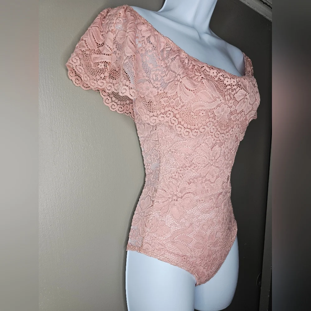 A'GACI Off the shoulder All Over Lace Pink Bodysuit. Size Small - Picture 5 of 14